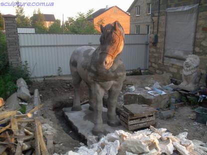 Скульптура коня