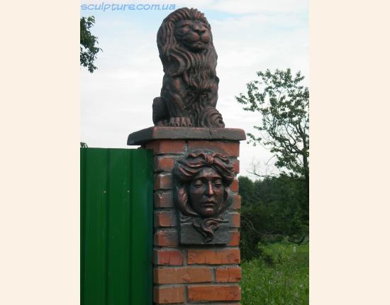 Фигура льва на столбе фото