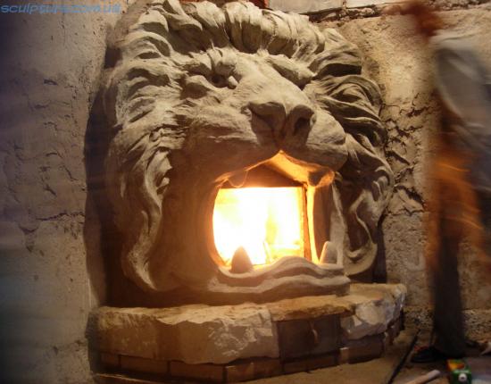Угловой камин в форме головы льва фото